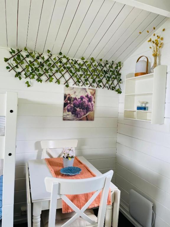Nice Apartment With1 Bedroom Separate Living Room With A Sofa Bed And A Tiny Kitchen A Bathroom Located In Nordstrand Near By The Sea For 3 Guests With A Garden And Grill 5 Extra Guests With Extra Cost In The Cabin With Sea View Just Outside The Apar Oslo Buitenkant foto